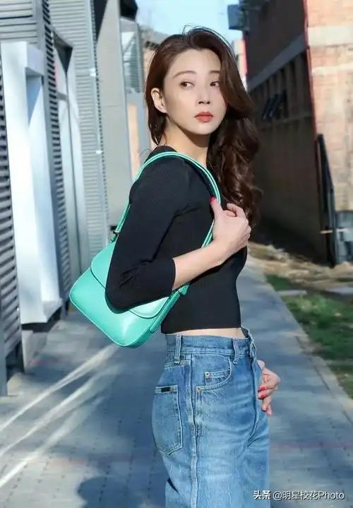 身材丰满又性感的女明星,年龄增加但依旧风韵犹存,更有吸引力了