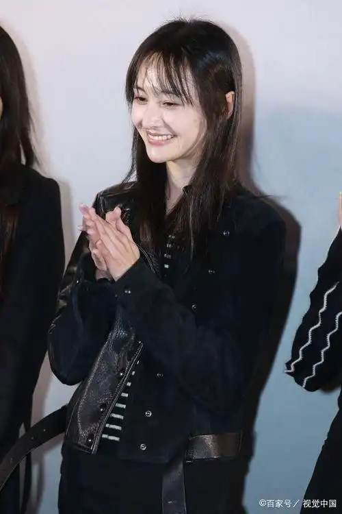 郑爽特写生图曝光,素颜难掩好气色,一身黑色look酷帅有范儿