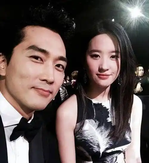 但是宋承宪17年开始就经常在ins更新和韩国女星高雅拉的合照,二者最终