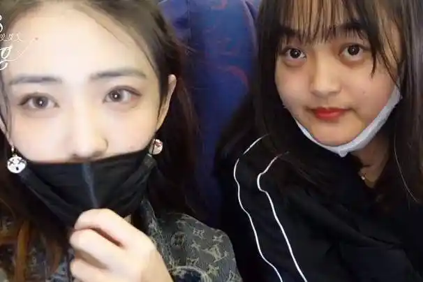 徐璐晒合影,赵丽颖前助理大方出镜,无名指戴戒指已经结婚了?