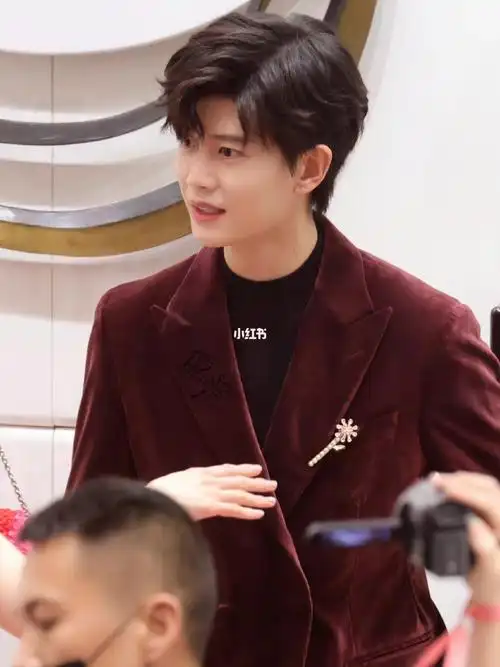 任嘉伦深圳万象城活动打招呼