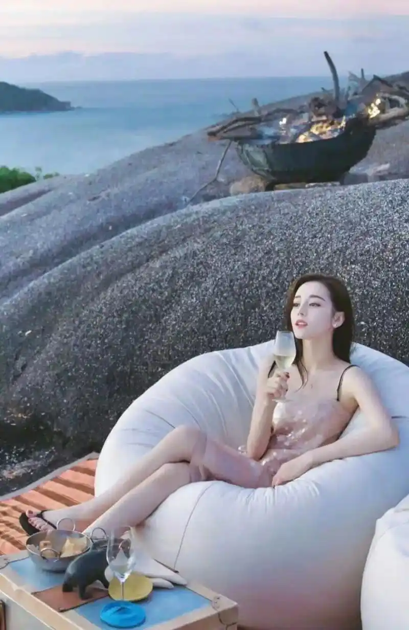 迪丽热巴"生活照"被疯传,生图下流出真实腿长,360度无死角