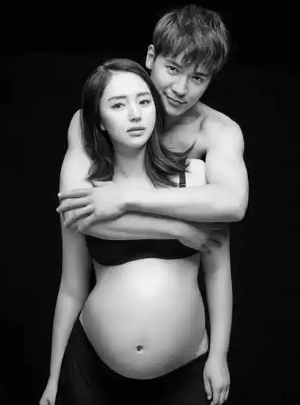 董璇顺产得女,佟丽娅晒儿子与董璇女儿牵手照!