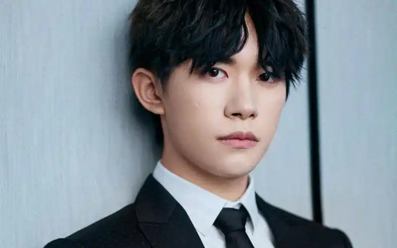 易烊千玺时尚酷炫写真,高清壁纸图片,大陆明星-回车桌面