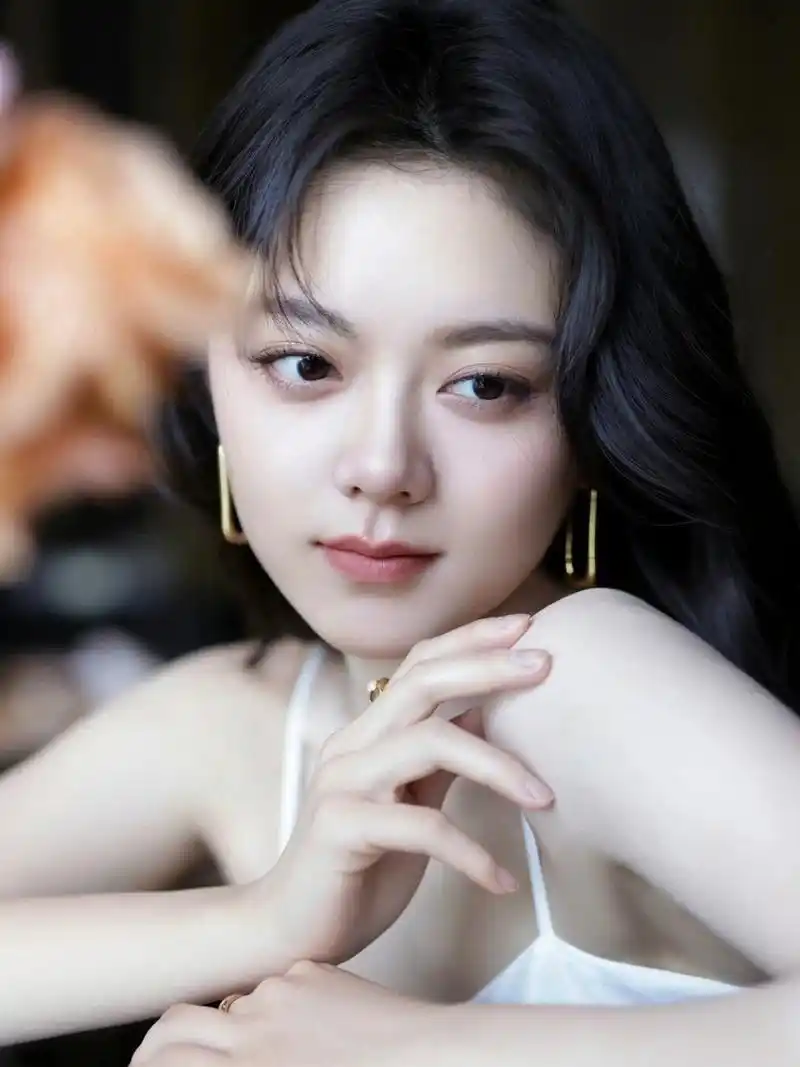 赵今麦的妆容与造型理应与她的年龄和气质相得益彰.