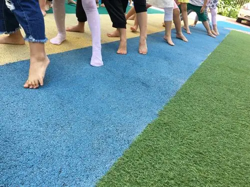 热身操 放松肌肉 游戏课程《疯狂指压板》通过游戏指压板锻炼了小朋友