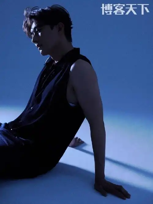 刘学义无袖毛衣##刘学义手臂线条