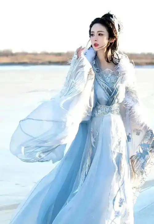 古力娜扎晒冰面唯美写真,穿古装蓝白羽毛长裙,冰清梦幻仙气飘然_时尚