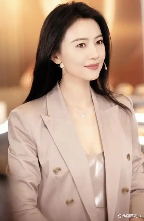 高圆圆穿衣真是越来越大胆了!穿西装混搭真丝睡裙,又美又随性