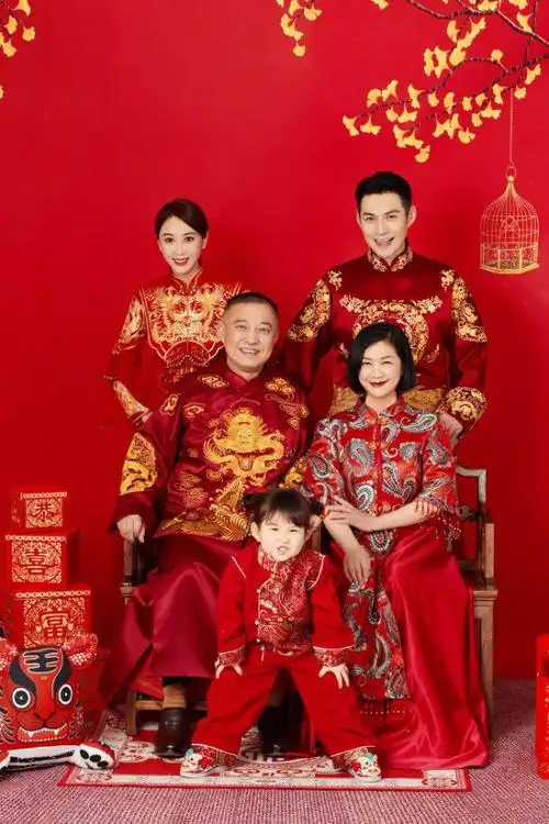 严屹宽晒全家福拜年,一家五口穿中国红喜气洋洋,3岁小肉肉萌翻