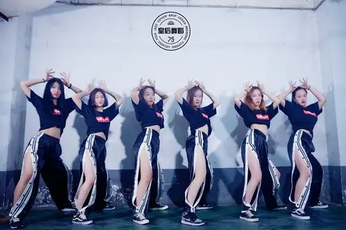 职业爵士舞班 专业速成街舞收费多少钱 郑州皇后舞蹈教练班学员