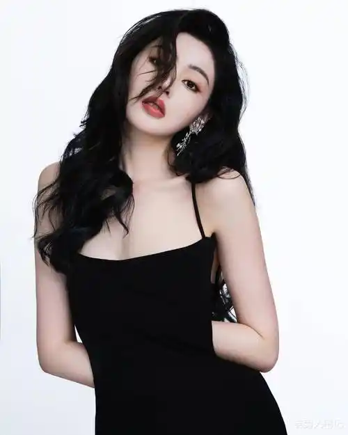 张天爱华表奖礼服证件照释出,黑与红明艳与酷美,你更喜欢哪个?