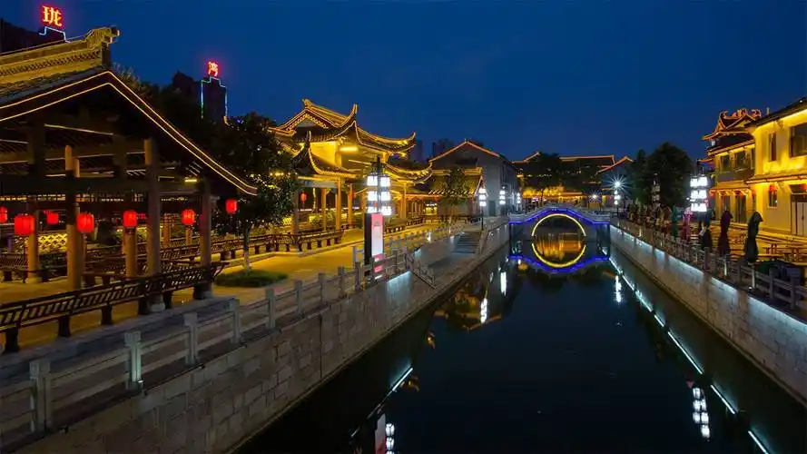 p>盐镇水街是盐城市海盐历史文化风貌区的重要组成部分,位于 a href=