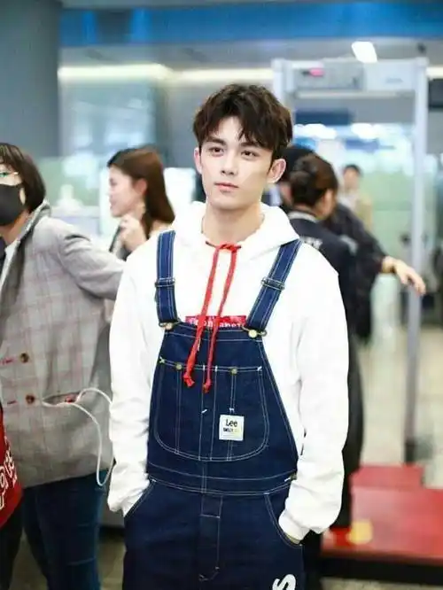 吴磊和易烊千玺同穿西服套装穿搭,一个成熟稳定,一个帅气十足_帅哥