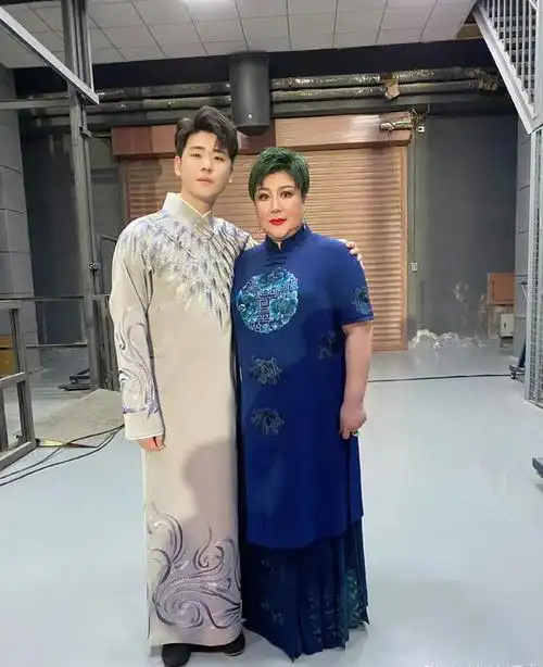 郭德纲老婆王惠大变样!染绿头发下巴奇特,网友直言像天师钟馗|德云社|