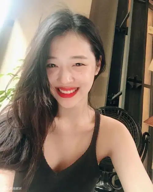 崔雪莉真空穿吊带出游引热议 性感又不失甜美![14p]