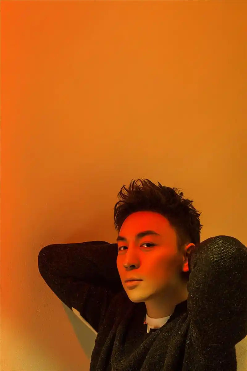 释小龙休闲风写真曝光阳光率性上演随性范儿