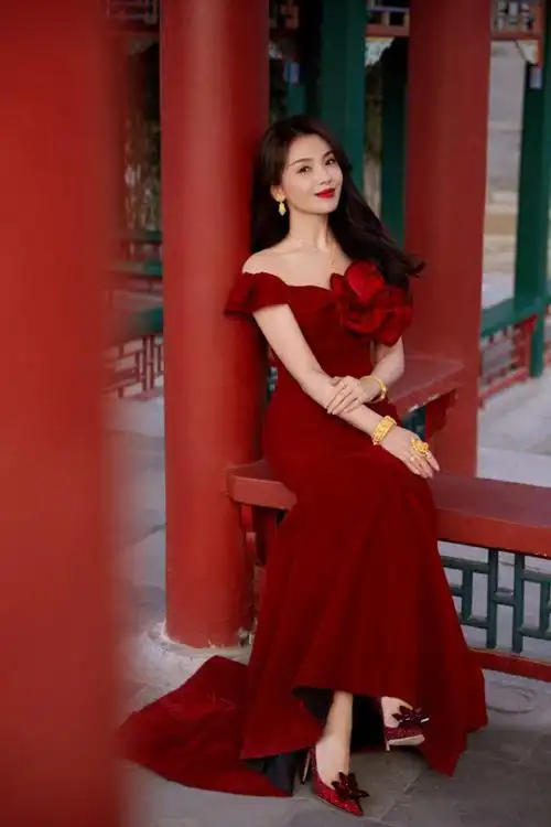 刘涛身穿红色紧身裙 身姿曼妙