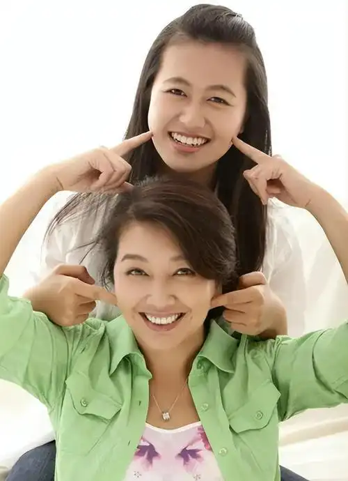 回顾靳东从服务员逆袭成演员能成功要感谢两位母亲的帮助