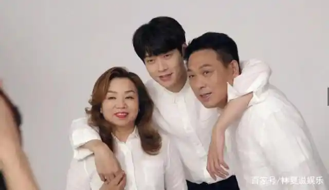 魏大勋带父母上综艺,介绍父亲拍戏,因为自己小时候学习成绩不好