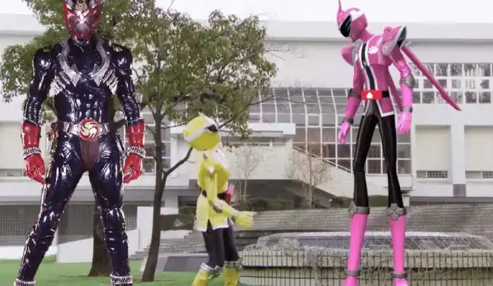 暴太郎战队粉衣战士被槽大叔变身很难接受身高还没隔壁响鬼高