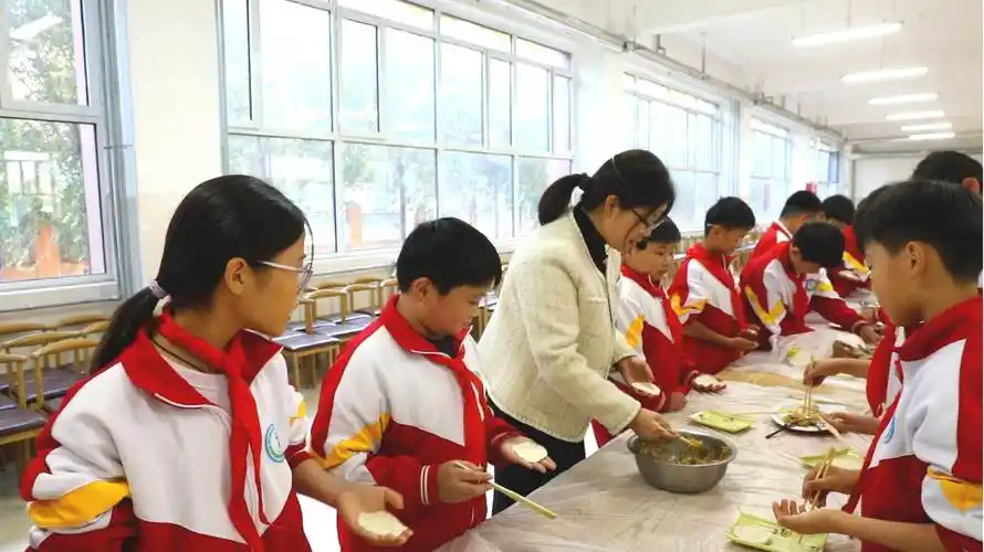 菏泽巨野立冬话节气巨野小学生动手包饺子迎立冬