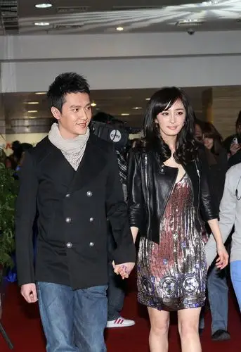 绯闻情侣不避嫌 冯绍峰杨幂十指紧扣亲密亮相