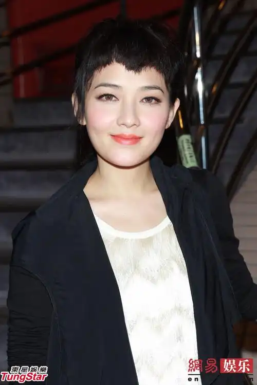 范晓萱着黑丝亮相首映(图)|首映|范晓萱|黑丝|亮相_商学院_中国服装网