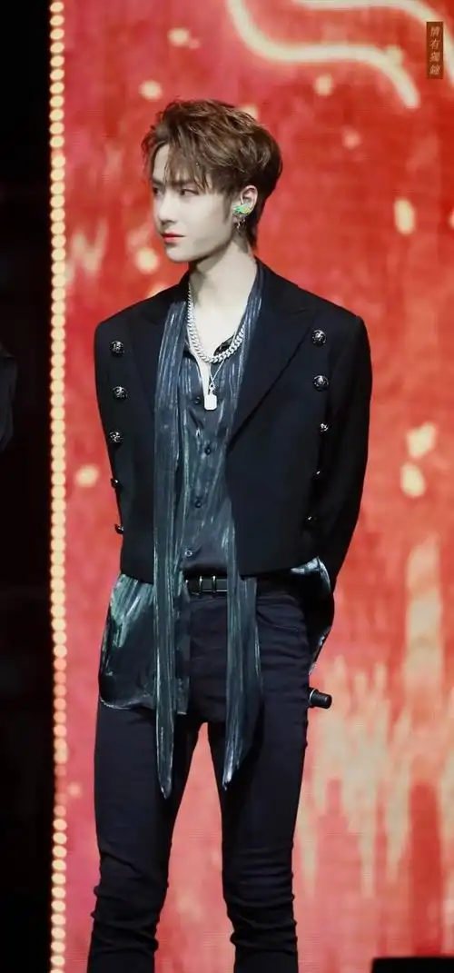 王一博2019年的顶级神颜造型击中我心