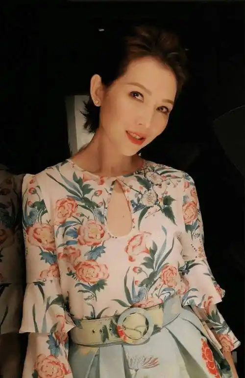 蔡少芬终于惊艳一回,穿印花衬衫配半身裙减龄太多,短发a爆了_时尚