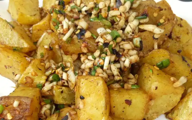 2个土豆就可以做出一盘贵州特色小吃油炸洋芋,大人小孩都喜欢,你吃过