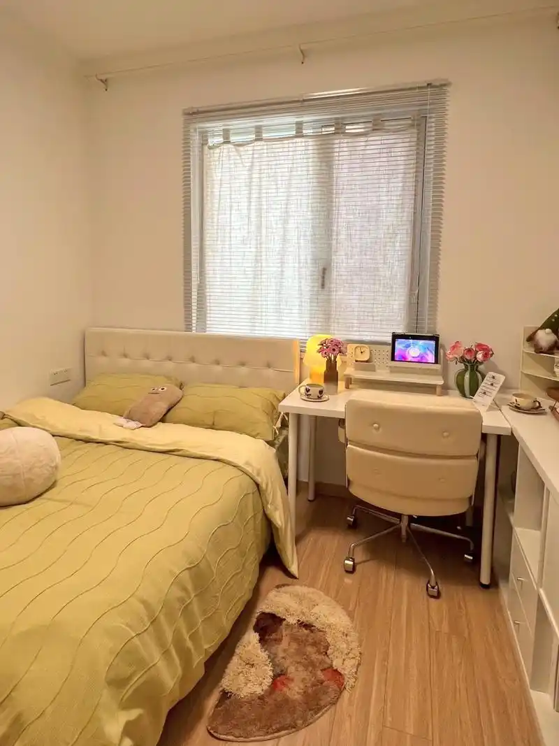 给读大学的妹妹布置了一下房间 简简单单的一张床 一张桌子还有一块小