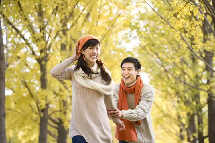 东方人,成年人,两个人,夫妻,拉,笑,微笑,露齿笑,横图,竖图,室外,白天