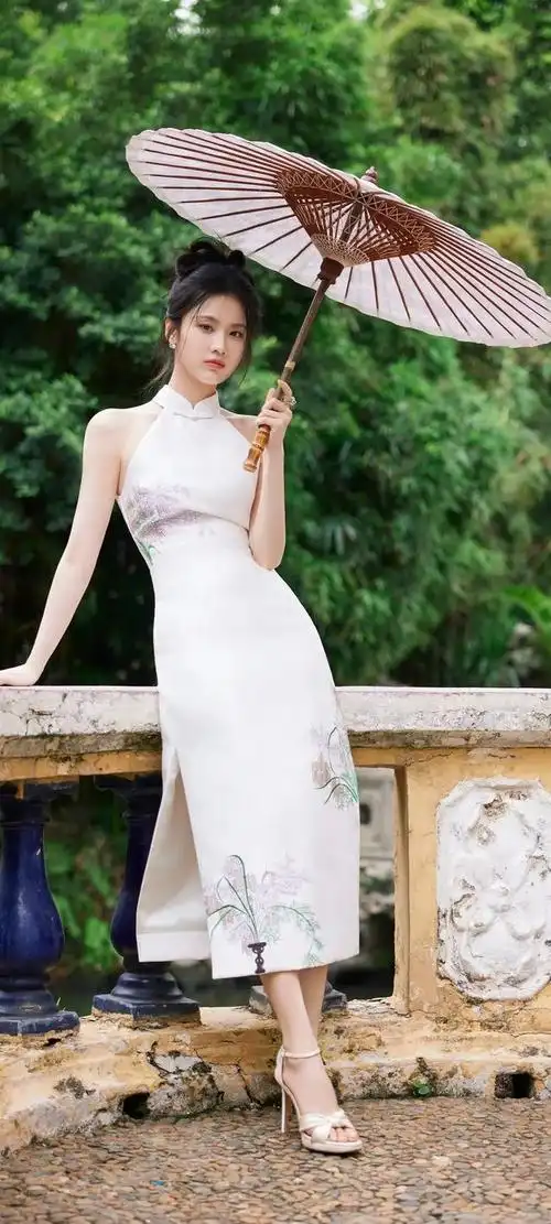 美女系列壁纸第710期-身穿旗袍的张慧雯