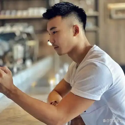 这才是"钢铁直男"该剪的3款发型,清爽干净,硬朗帅气