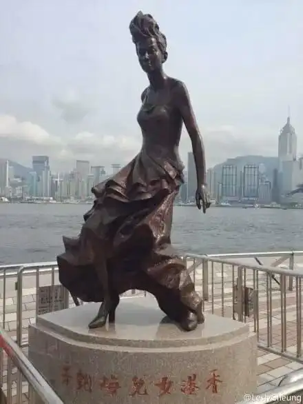 由著名雕塑家曹崇恩教授雕塑的《香港的女儿-梅艳芳》铜像竖立在香港
