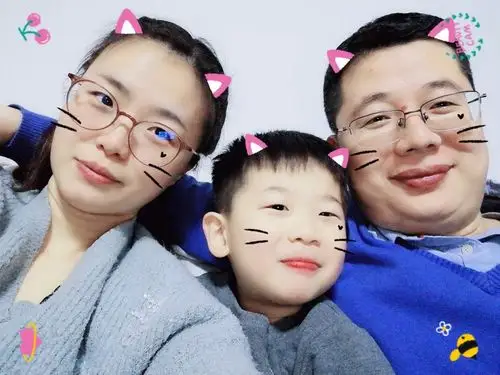 你的自拍里,还欠一张全家福