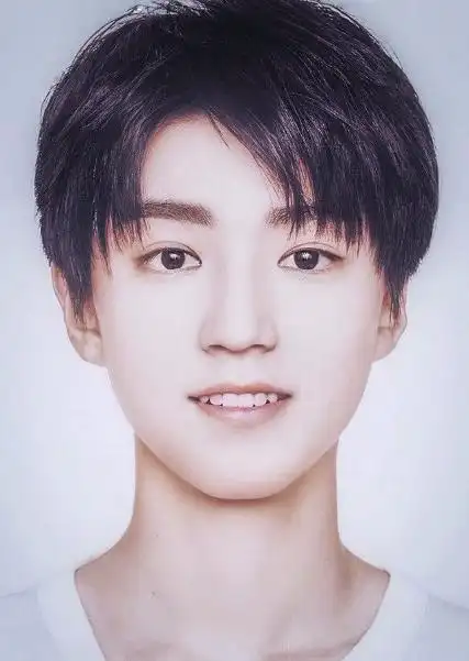 王俊凯成年证件照曝光,五官精致被网友称为最美证件照!