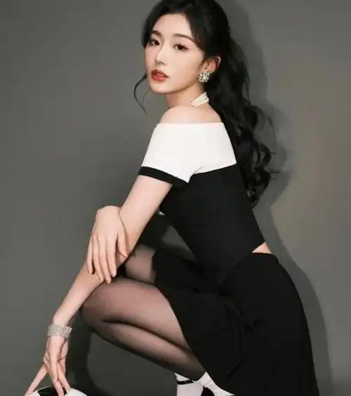 孔雪儿展现多变女性美,黑色丝袜搭配妩媚连衣裙完美事业线突出!