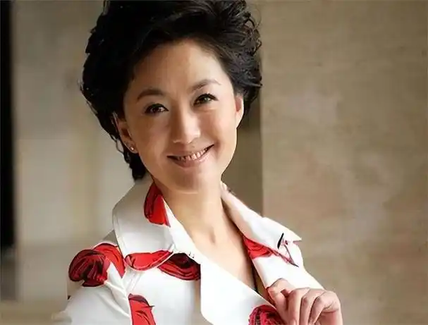央视《新闻联播》主持人海霞,丈夫是清华教授,女儿比妈还漂亮
