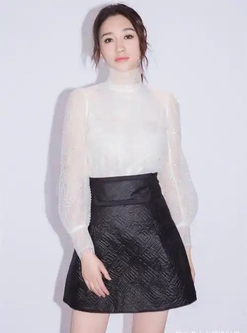 李小冉可真是"人间宠儿",43岁还这么年轻,穿薄纱裙美得认不出_服装