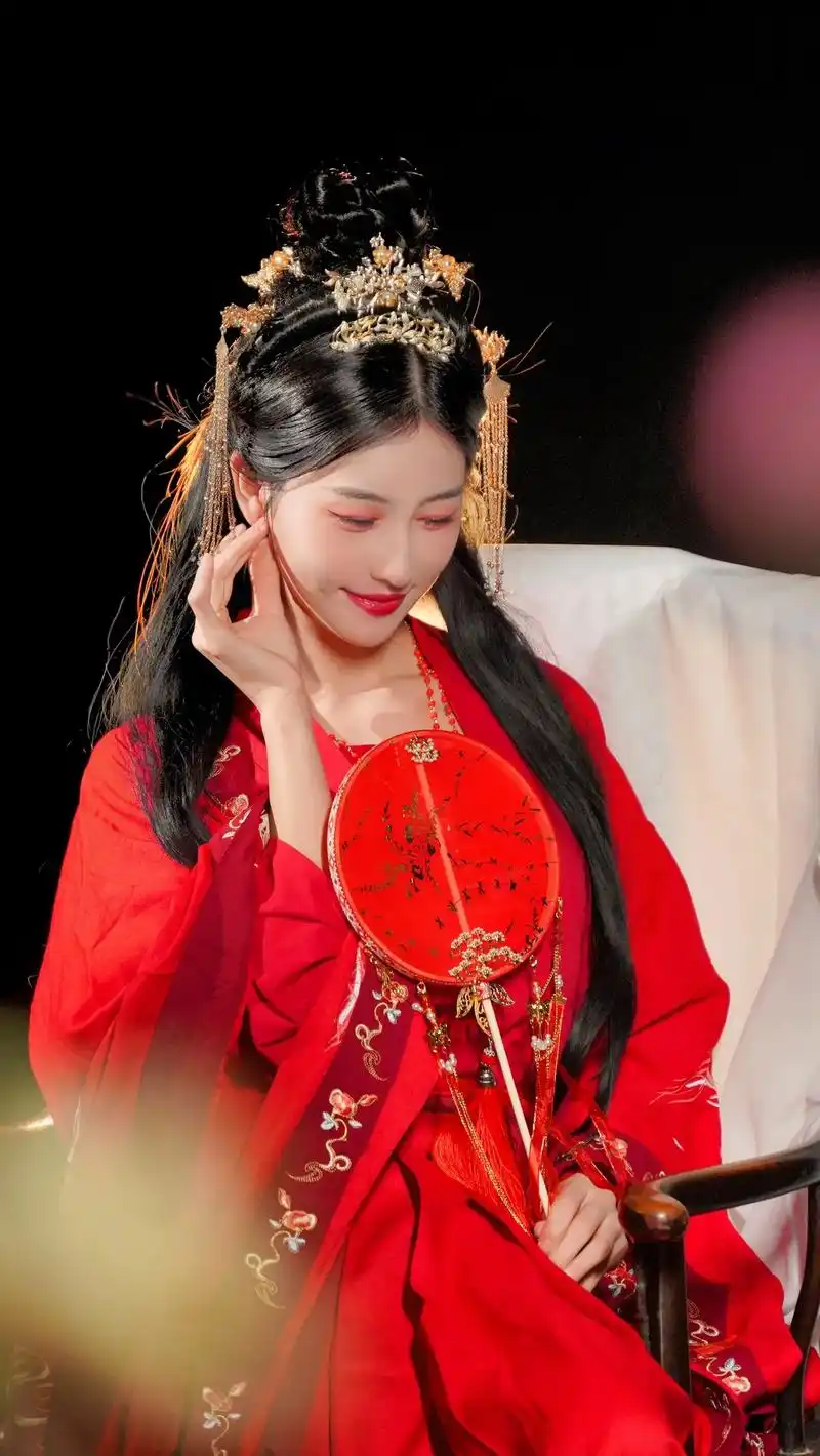 红衣古装.入目无他人,四下皆是你. 我见众生皆草木,唯独见你 - 抖音