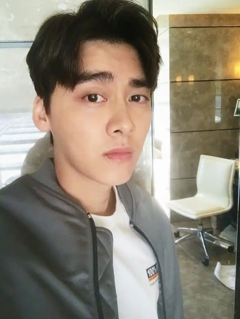 钟爱拍侧脸的李易峰,来一组教科书版的侧脸自拍