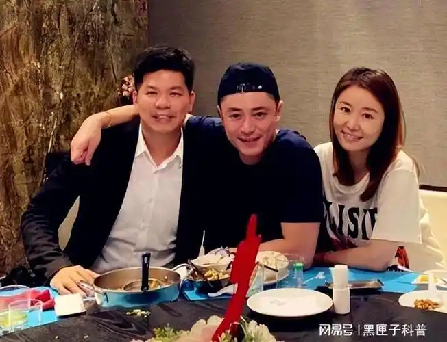 林心如为爸爸举办生日宴老公霍建华招呼亲朋好友全家福曝光