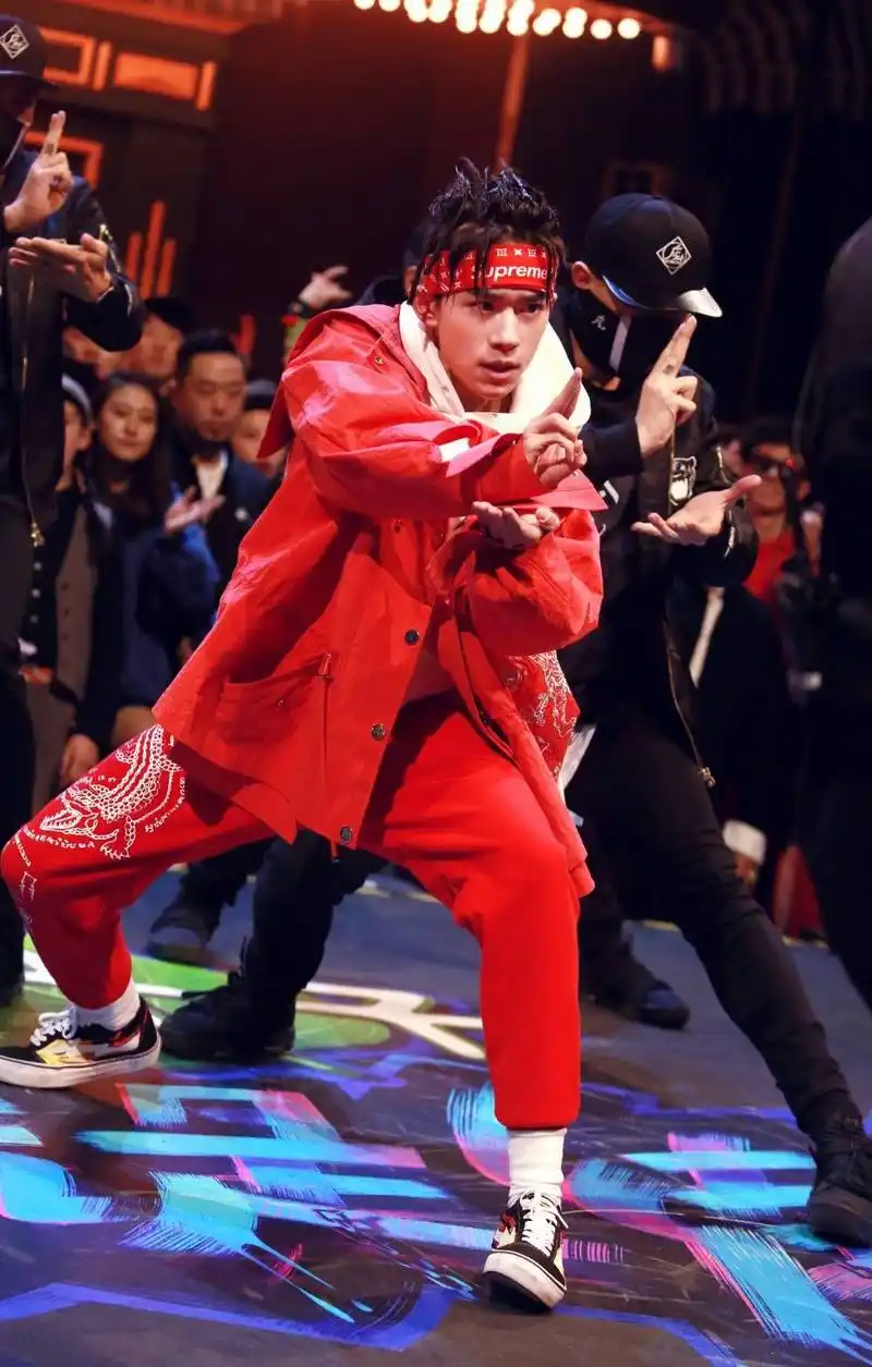 易烊千玺脏辫造型气场全开!街舞少年必备!