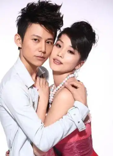 小沈阳为妻子庆生王学兵电影或下档 何炅女友王菁曝光