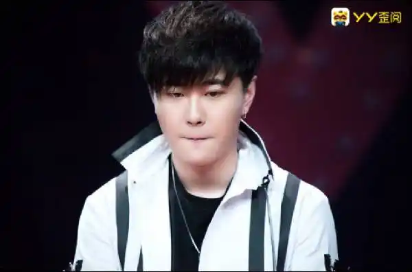 星主播》荣获繁星超夯奖和颜值担当两项大奖;2017年参加 《快乐男声》