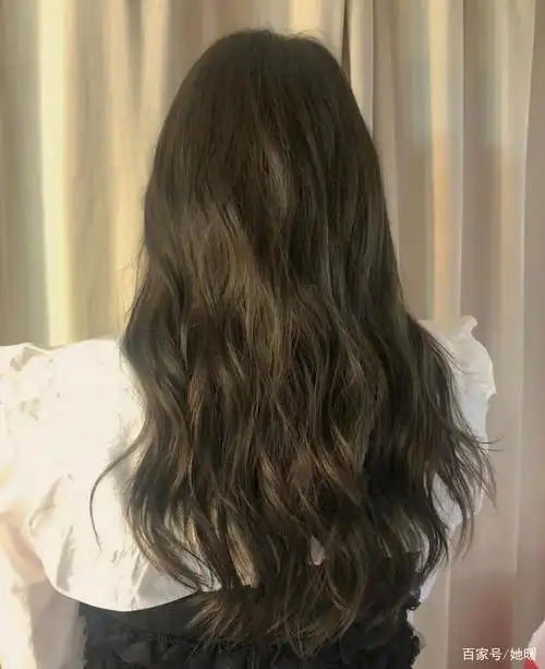 别再烫羊毛卷了!今夏"奶茶发"火了,超洋气!