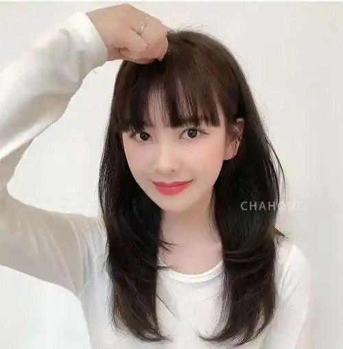 刘海对于脸型的修饰效果最好,尤其是脸型长的女人,最适合有刘海的发型