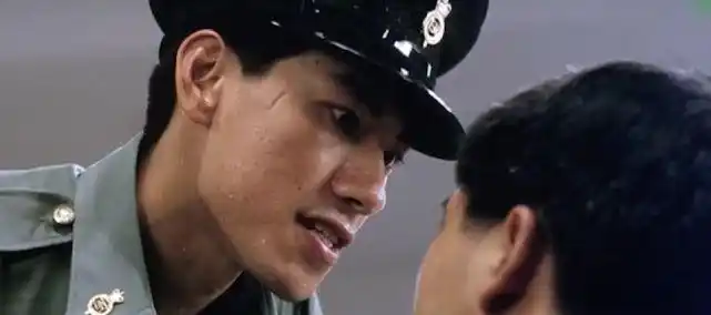 张耀扬饰演的戒护科长看上去像是一身正气的人,实际上比监狱里的恶人